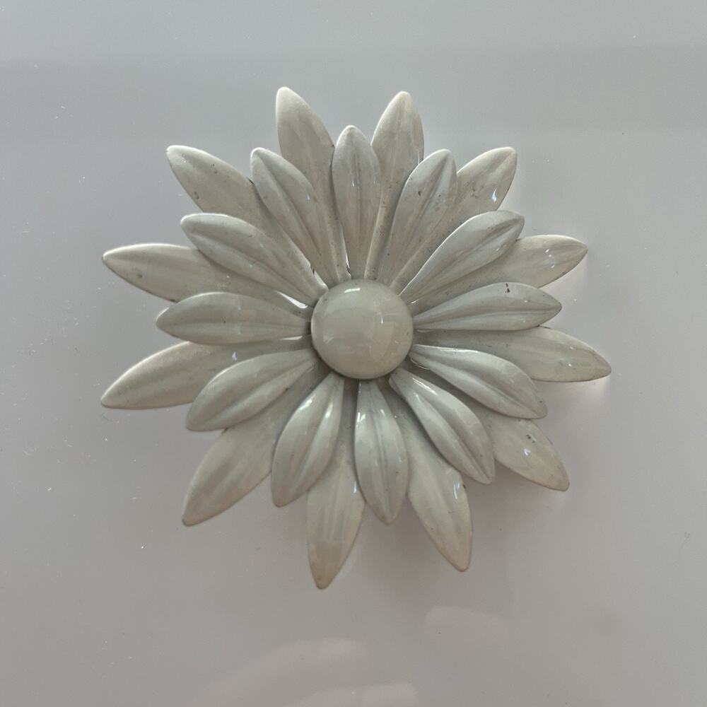 Vintage 1970s Daisy Enamel Brooch Pin White Flower